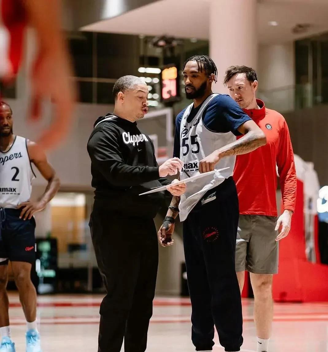 开云体育-大比分获胜引发热议！，TheShy在曼联比赛中最后时刻胜出引发球迷热议的简单介绍