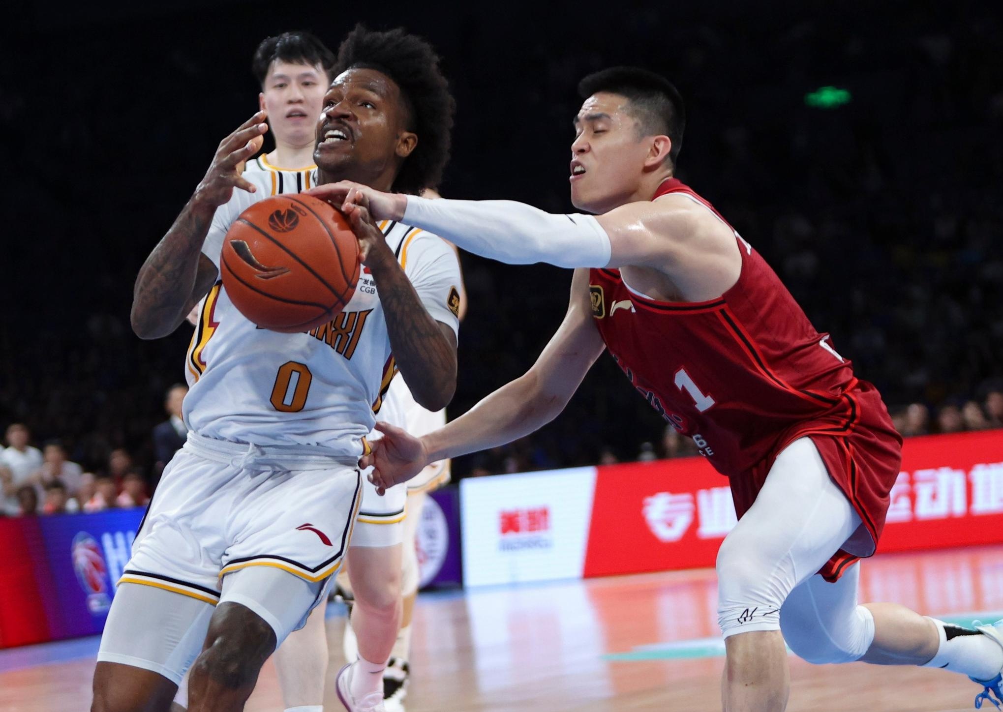 开云体育-今夜密尔沃基雄鹿备战CBA常规赛；远射贴柱细节曝光；目标明确；轮换策略成焦点的简单介绍